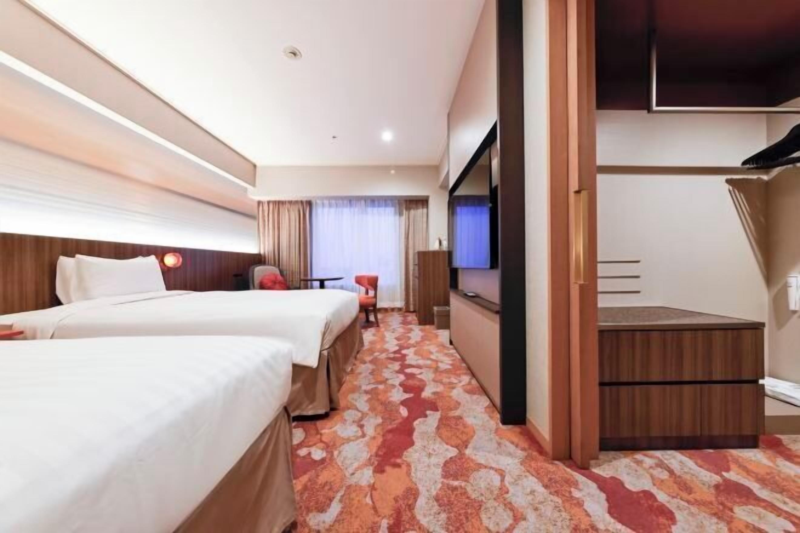 Schreibtisch, Verdunkelungsvorhänge, Bügeleisen/Bügelbrett