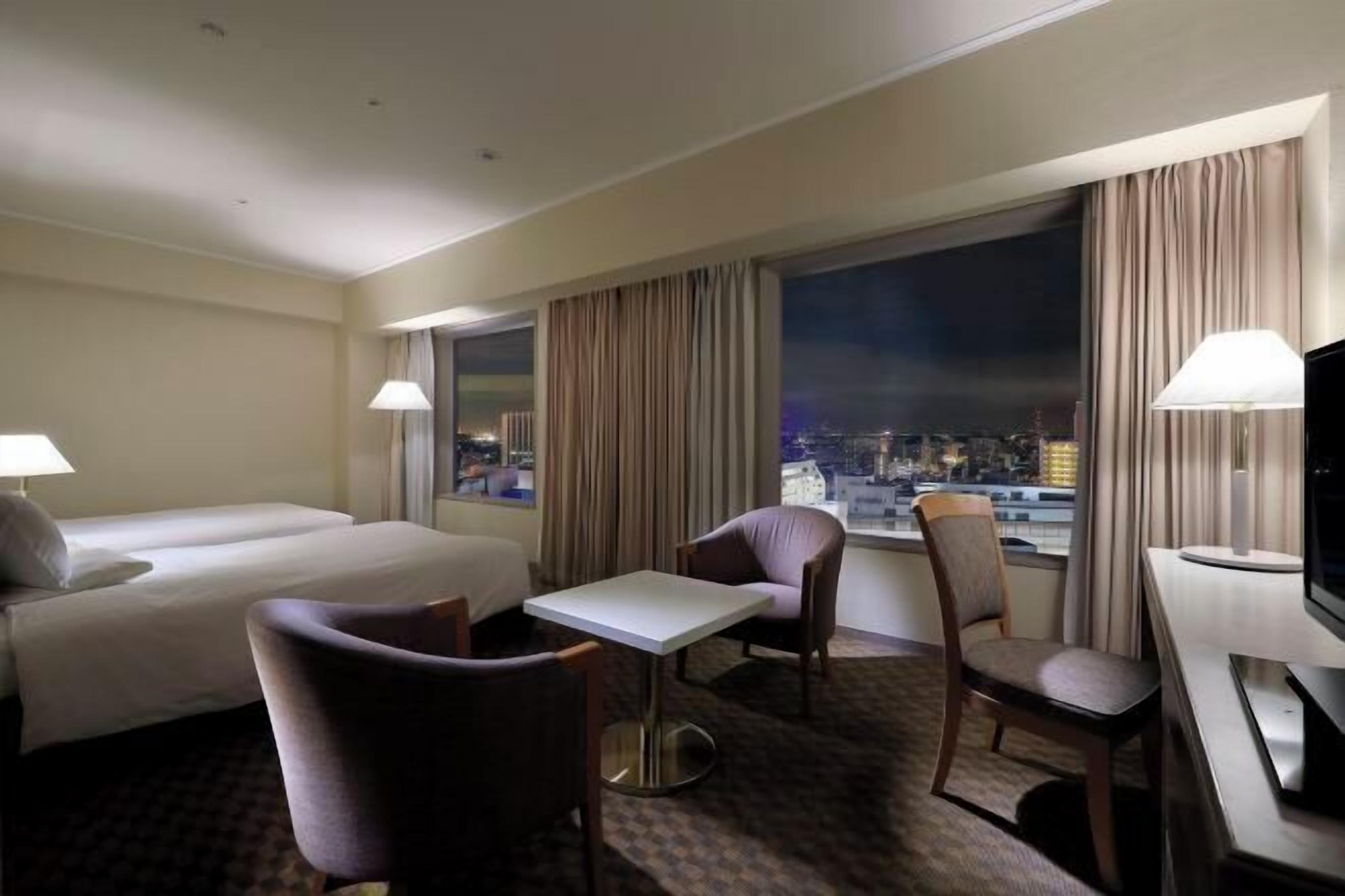 Bàn, màn/rèm cản sáng, bàn ủi/dụng cụ ủi quần áo 