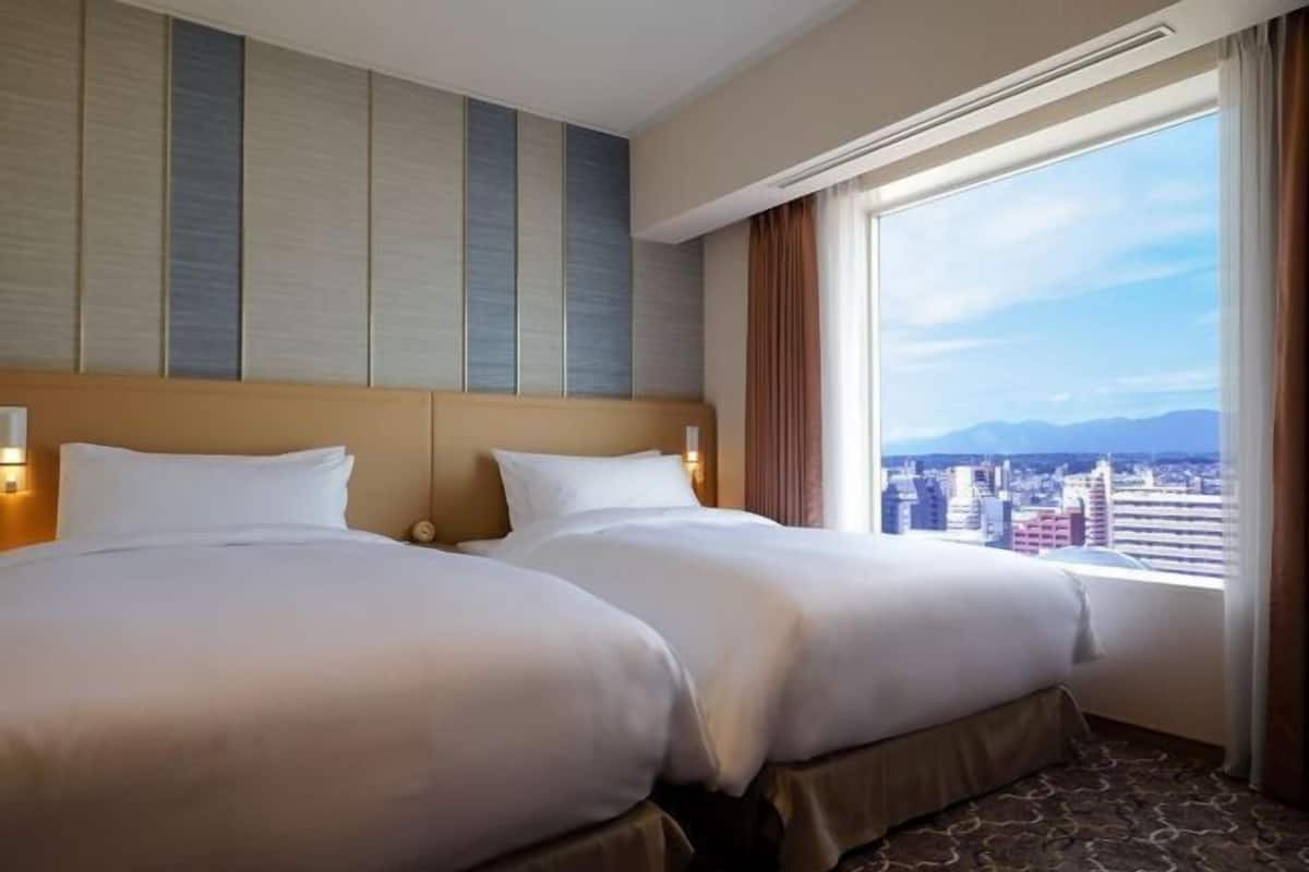 Schreibtisch, Verdunkelungsvorhänge, Bügeleisen/Bügelbrett