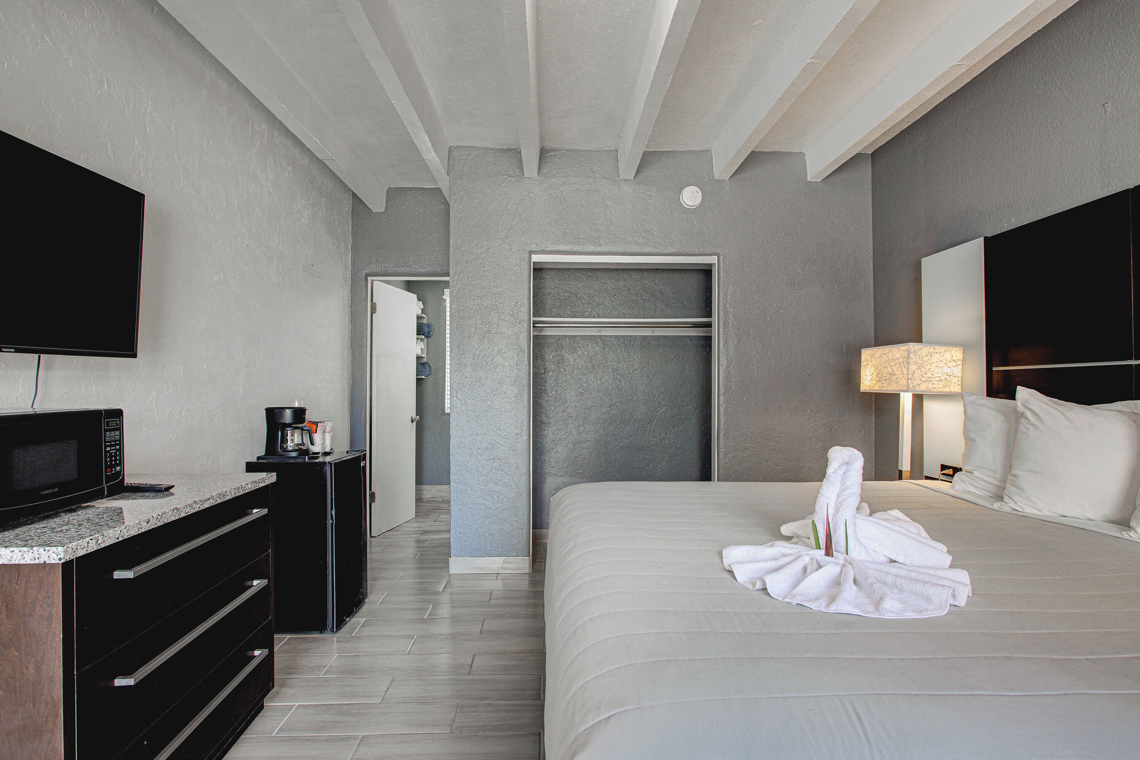 Chambre économique, 1 très grand lit, côté cour intérieure | Draps en coton égyptien, literie de qualité
