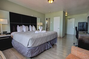 Escritorio, cortinas blackout y tabla de planchar con plancha