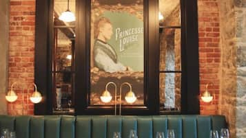 Se sirven desayunos, comidas, cenas y cocina local e internacional