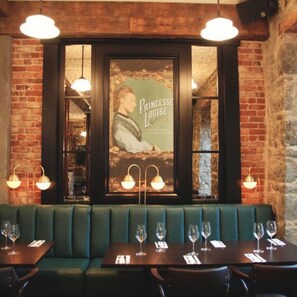 Se sirven desayunos, comidas, cenas y cocina local e internacional 