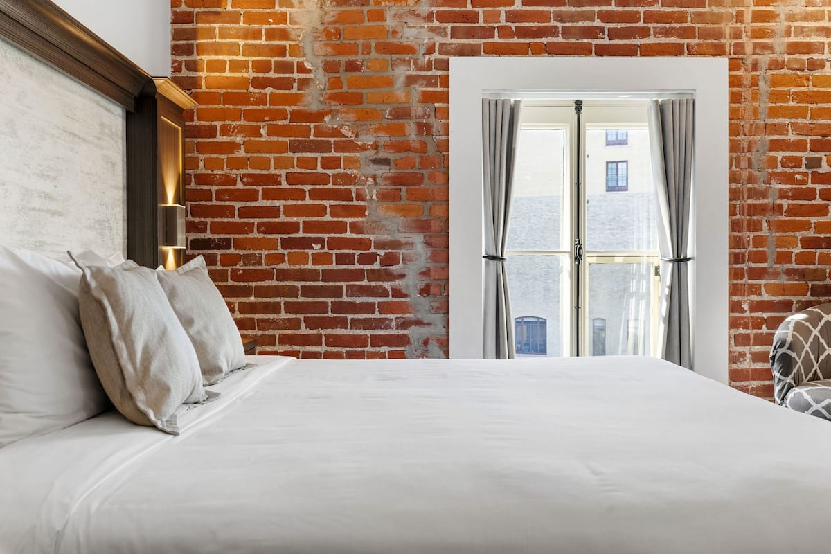 Deluxe kamer, 1 queensize bed | 1 slaapkamer, een kluis op de kamer, individueel gedecoreerd, een bureau
