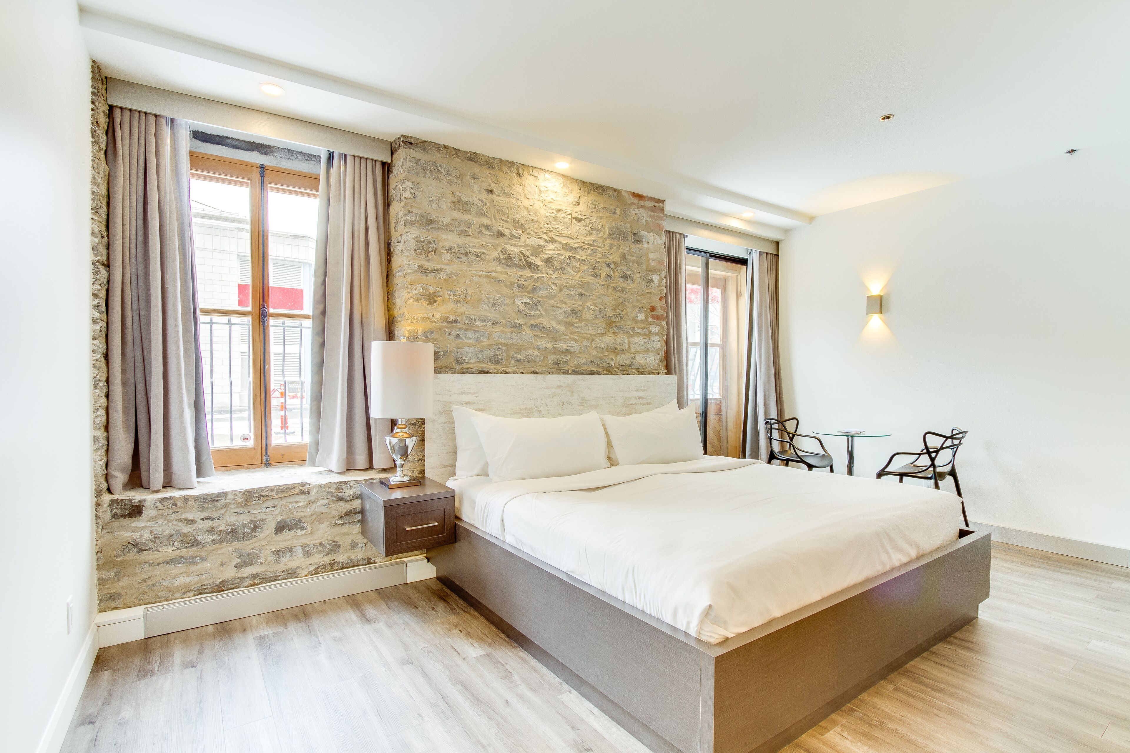 deluxe room, 1 queen bed (pets allowed first floor only) | 1 bedroom, in-room safe, individually decorated, desk