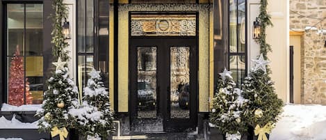 Vista frontal de la propiedad