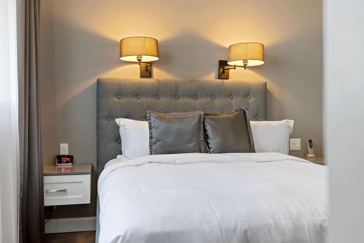 Junior Suite (building B - no pet allowed) | 房內夾萬、書桌、熨斗/熨衫板、免費 Wi-Fi