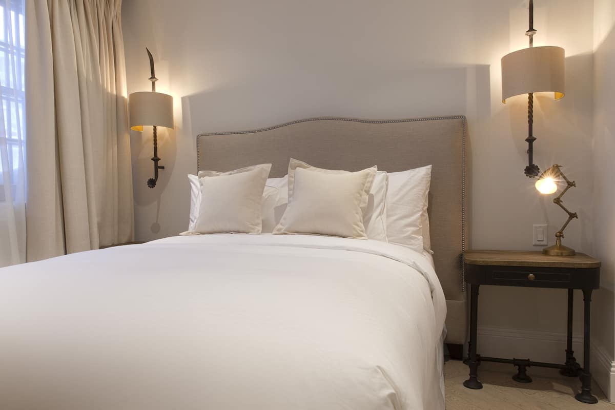 Room Jean-Talon ( Building B, No pets Allowed) | 房內夾萬、書桌、熨斗/熨衫板、免費 Wi-Fi