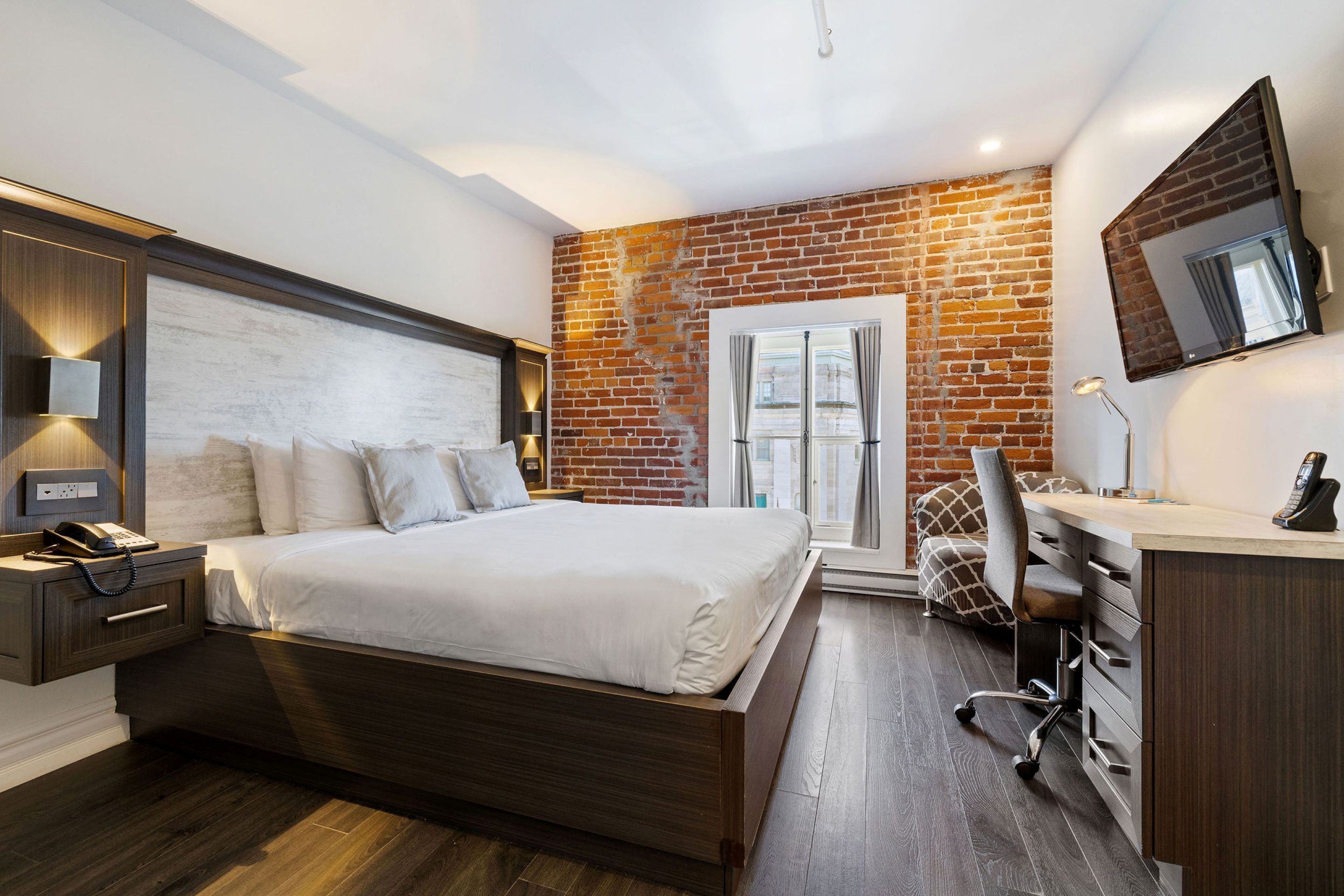 Deluxe-værelse - 1 queensize-seng | Pengeskab på værelset, individuelt design, skrivebord