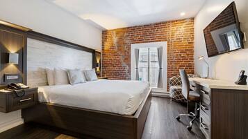 Deluxe Room, 1 Queen Bed (pets allowed first floor only) | In-room safe, individually decorated, desk, iron/ironing board