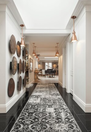 Penthouse Royal | Área de sala de estar | Televisión de pantalla plana y piso con calefacción 