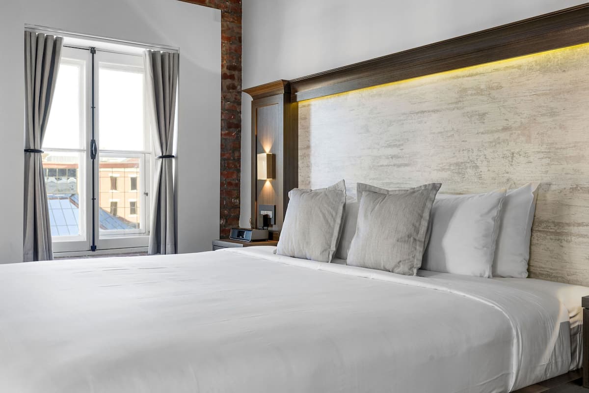 Deluxe kamer, meerdere bedden | 1 slaapkamer, een kluis op de kamer, individueel gedecoreerd, een bureau