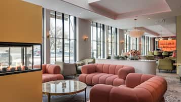 Se sirven desayunos, almuerzos, cenas y cocina local e internacional