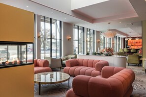 Frokost, lunsj og middag serveres, lokale og internasjonale retter 