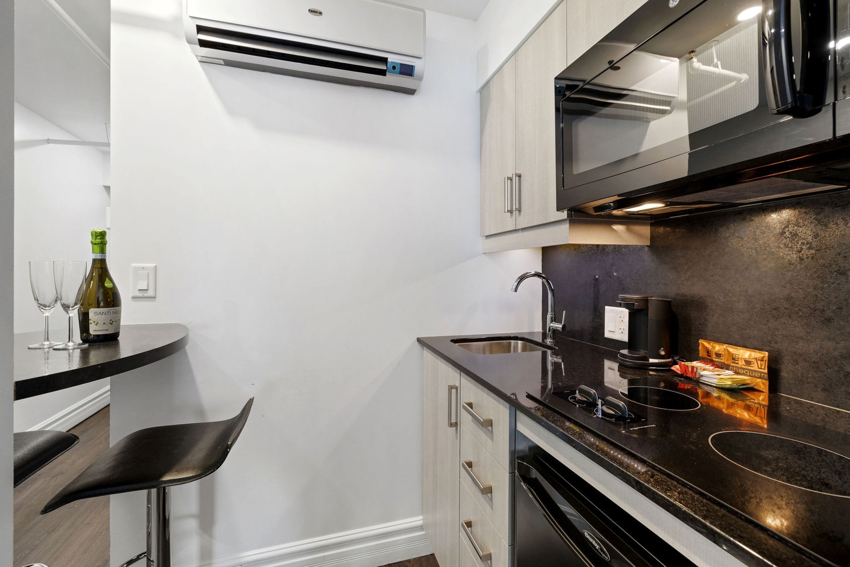 deluxe room, 1 queen bed (pets allowed first floor only) | private kitchenette | mini-fridge, microwave, stovetop, coffee/tea maker