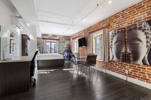 Habitación Deluxe, varias camas | Caja de seguridad en la habitación y decoración personalizada 