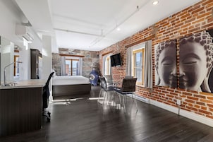 Habitación Deluxe, varias camas | Caja fuerte, decoración individual, escritorio