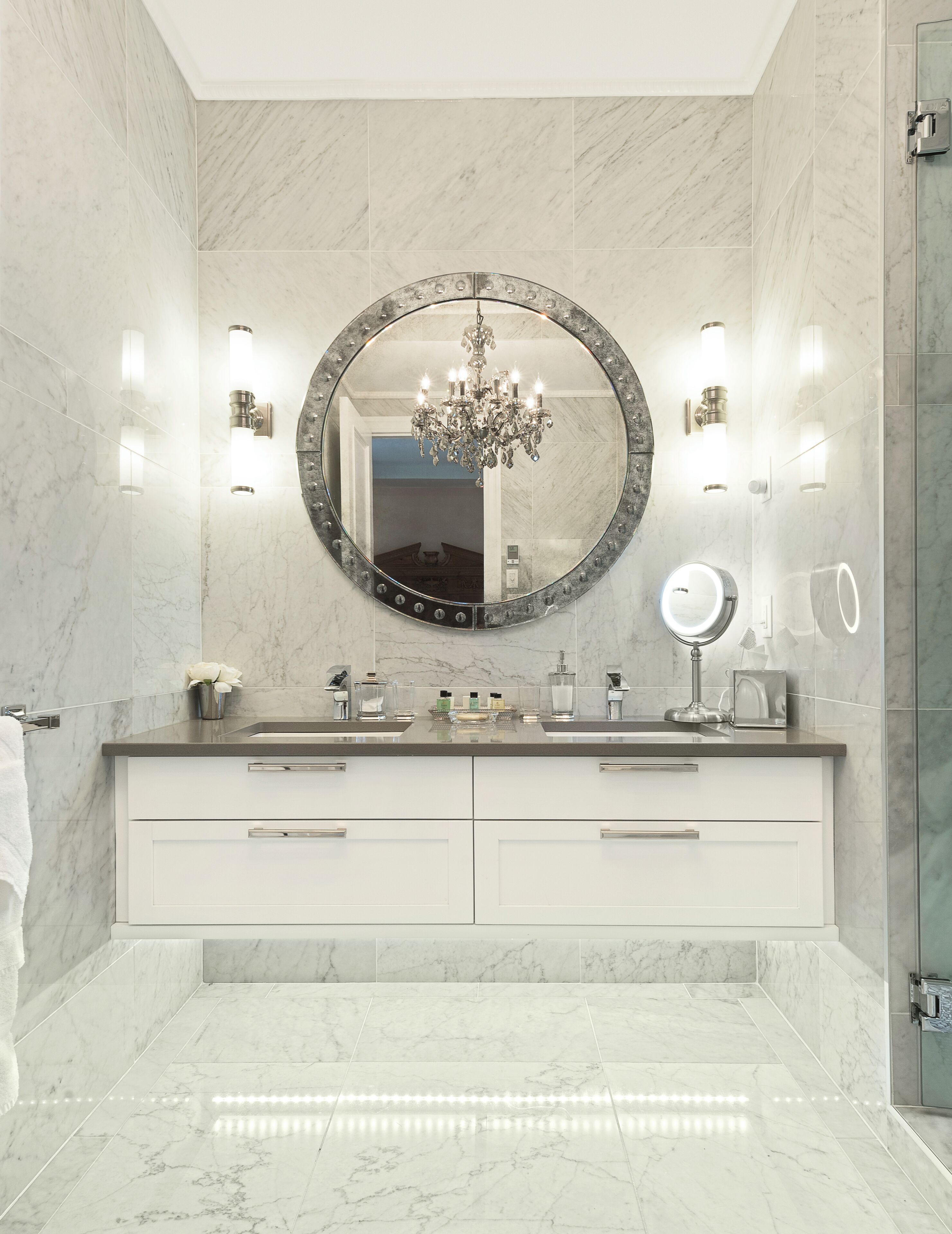 Royal Suite (Building B, No Pets allowed, No groups) | Bathroom | Shower, rainfall showerhead, free toiletries, hair dryer