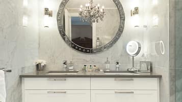 Royal penthouse | Badkamer | Een douche, een regendouche, gratis toiletartikelen, een haardroger