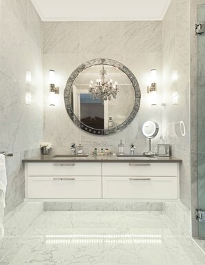 Royal Suite (Building B, No Pets allowed, No groups) | Bathroom | Shower, rainfall showerhead, free toiletries, hair dryer - Hotel Port Royal (Québec City)