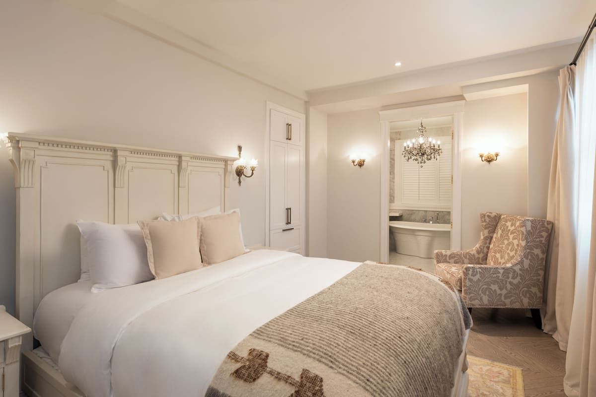 Room Marie-Rollet (Building B, No pets Allowed) | 房內夾萬、書桌、熨斗/熨衫板、免費 Wi-Fi