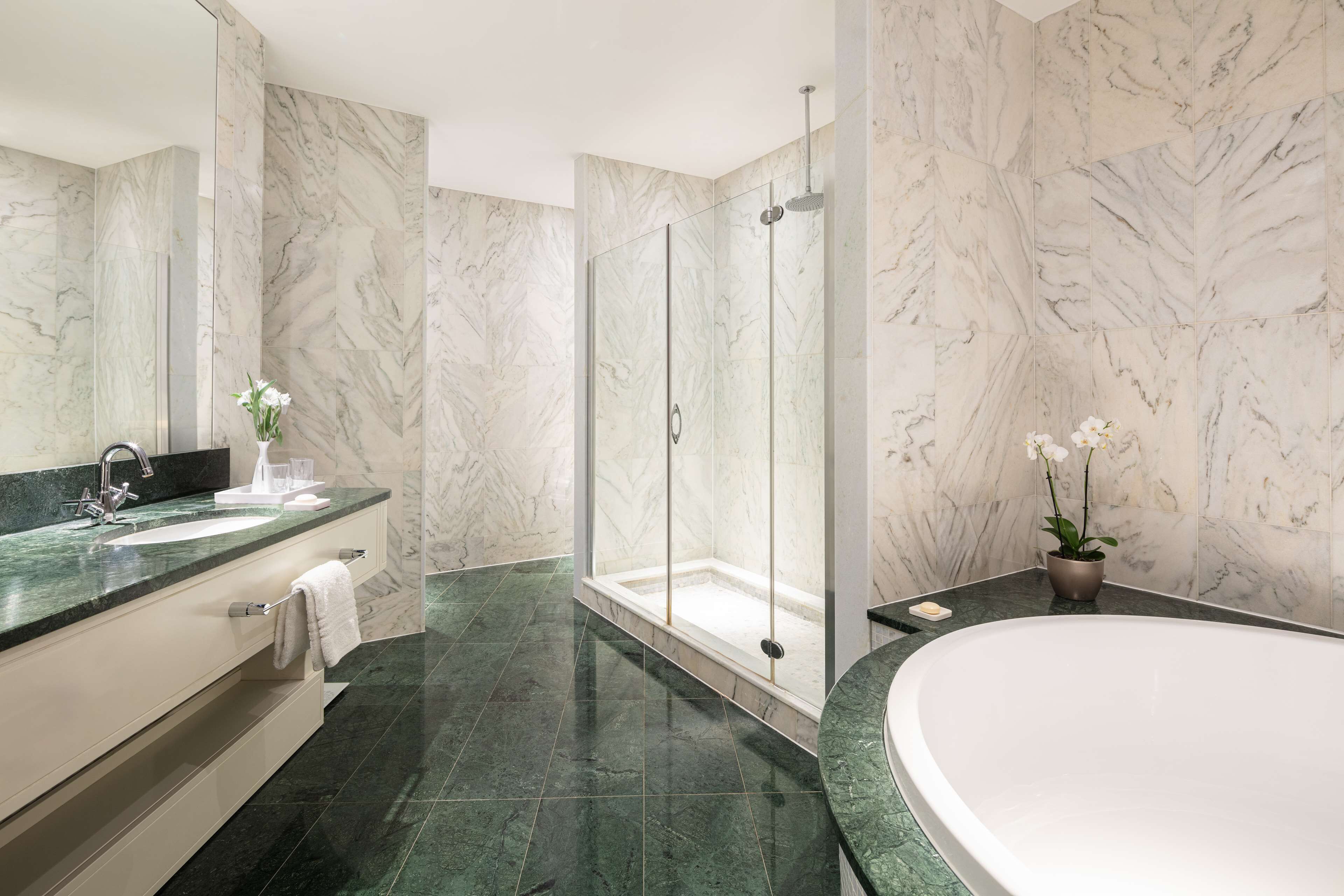 executive suite | bathroom | combined shower/bathtub, eco-friendly toiletries, hair dryer, bathrobes