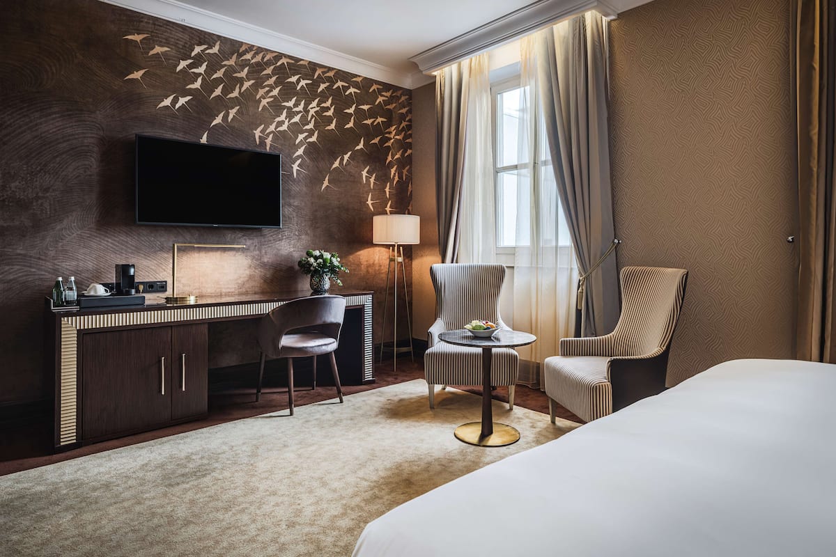 Deluxe Room | 1 bedroom, premium bedding, minibar, in-room safe