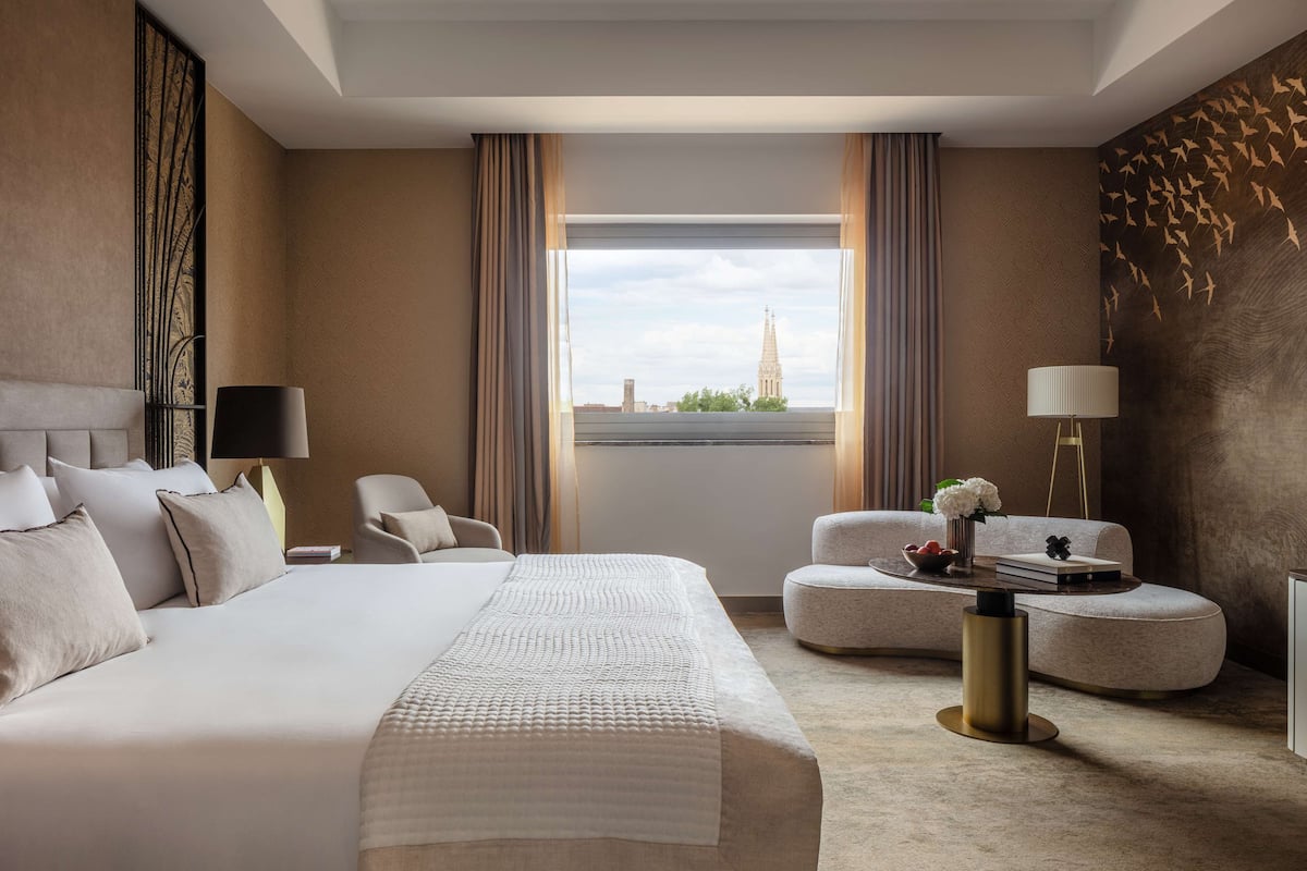 Premium Room | 1 bedroom, premium bedding, minibar, in-room safe