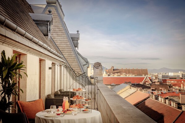 Executive Suite, Terrace | 1 bedroom, premium bedding, minibar, in-room safe