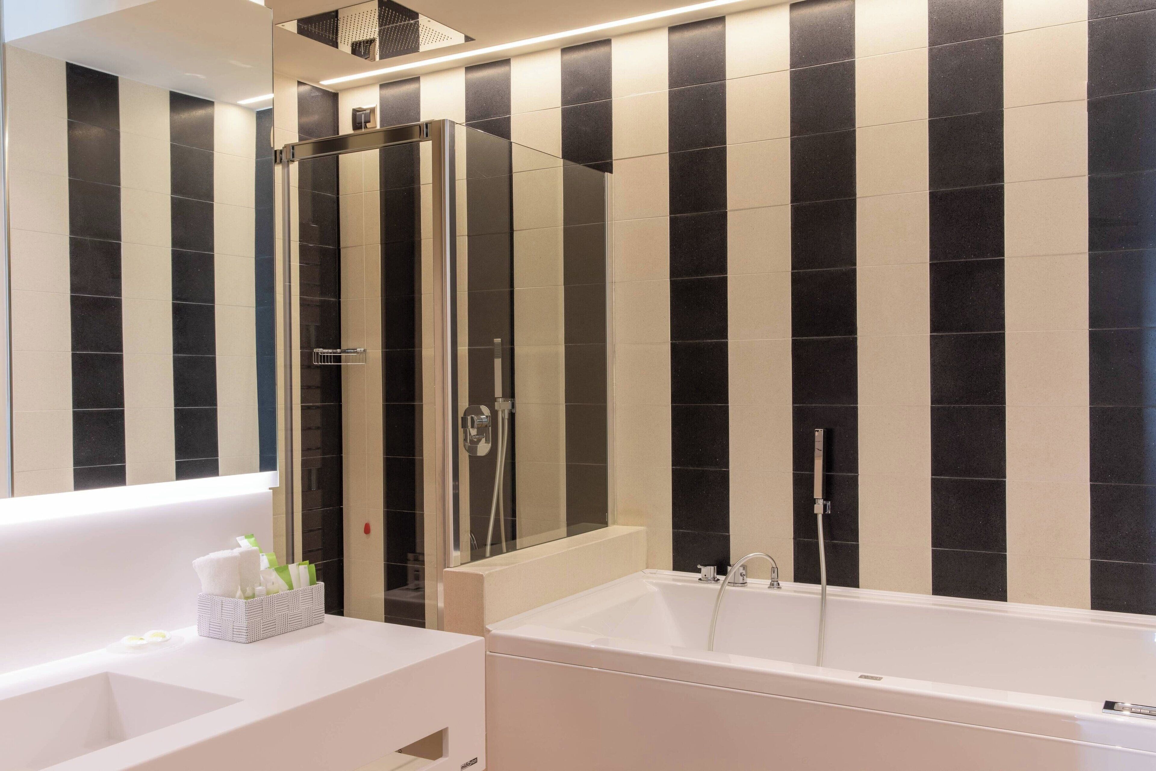 junior suite, 1 bedroom | bathroom | combined shower/bathtub, free toiletries, hair dryer, bidet