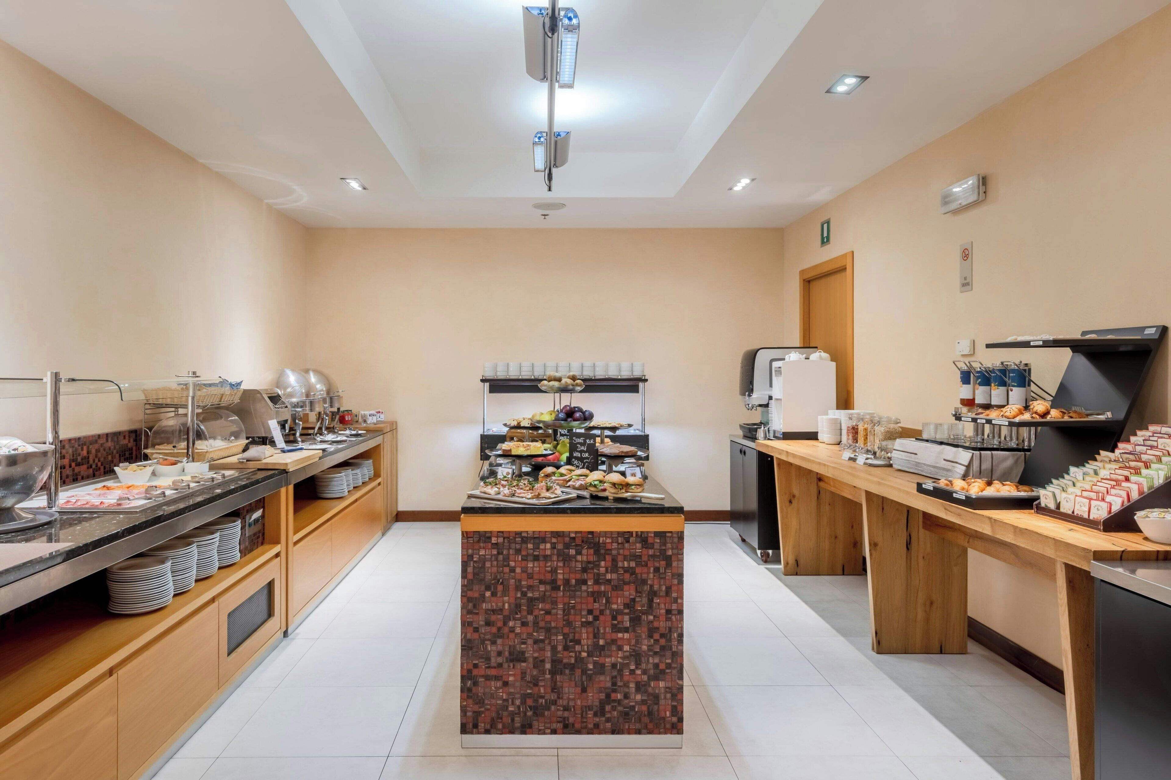 Un buffet proposant une variété de plats et un coin café.