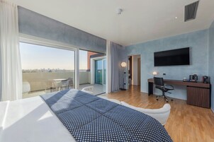 Suite Junior, 1 camera da letto | Biancheria da letto di alta qualità, cassaforte in camera, una scrivania