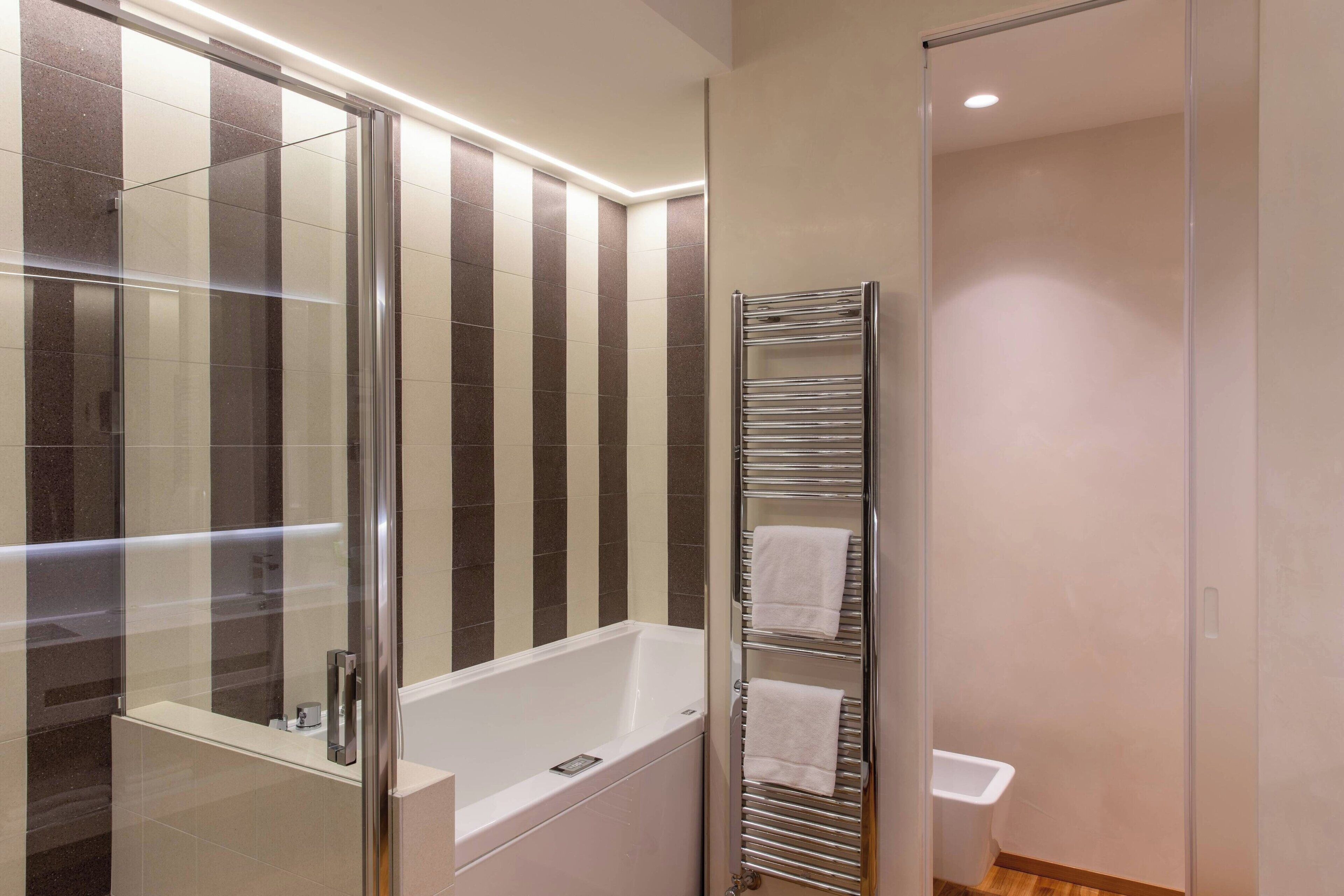 combined shower/bathtub, free toiletries, hair dryer, bidet