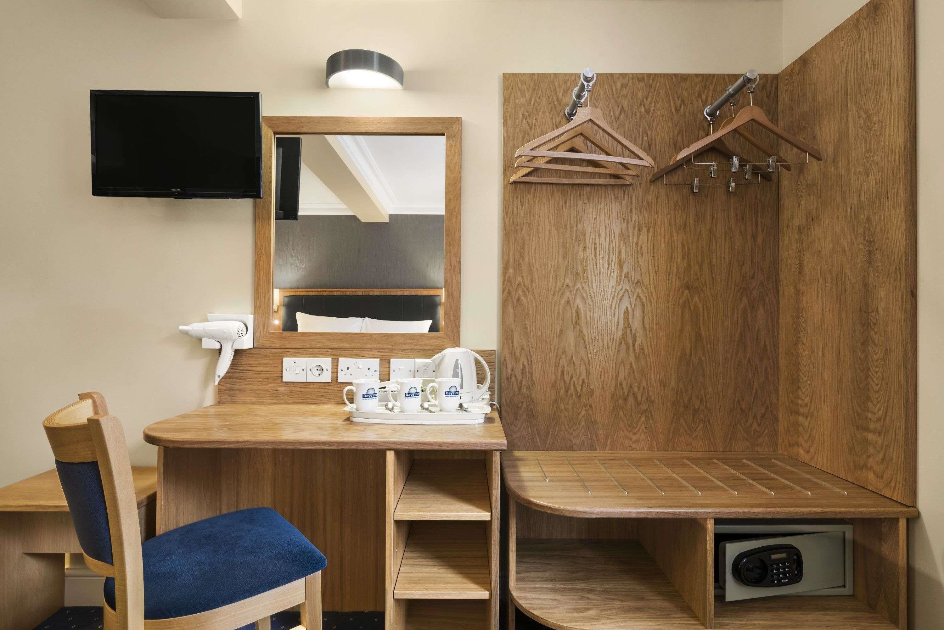 Roupas de cama antialérgicas, cofres nos quartos, escrivaninha