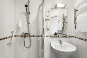 Chuveiro, secador de cabelo, toalhas de banho, sabonete