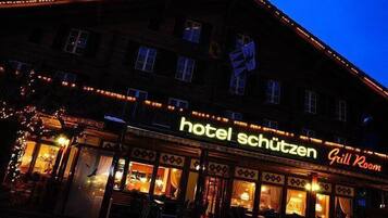 Fassade der Unterkunft – Abend/Nacht
