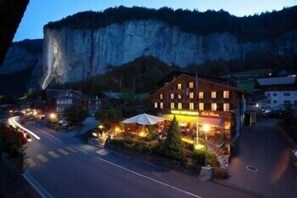 Fassade der Unterkunft – Abend/Nacht