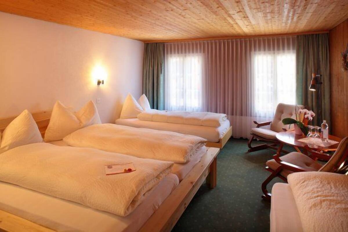 Vierpersoonskamer | Een kluis op de kamer, een wekker