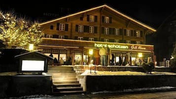 Voorkant accommodatie - avond/nacht