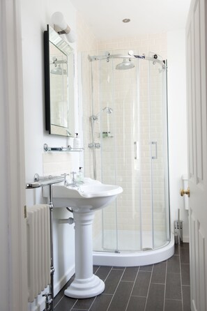 Classic-Doppelzimmer | Badezimmer | Dusche, Haartrockner, Handtücher