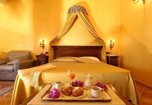 Minibar, coffres-forts dans les chambres, bureau, rideaux occultants