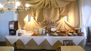 A buffet table with various food items and a coffee machine. - Hotel Cavalieri (Passignano sul Trasimeno)