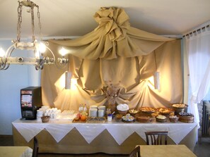 Daily buffet breakfast (EUR 2.50 per person)