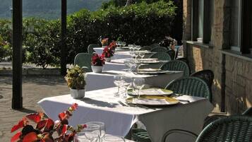 Petit déjeuner, déjeuner et dßner servis sur place
