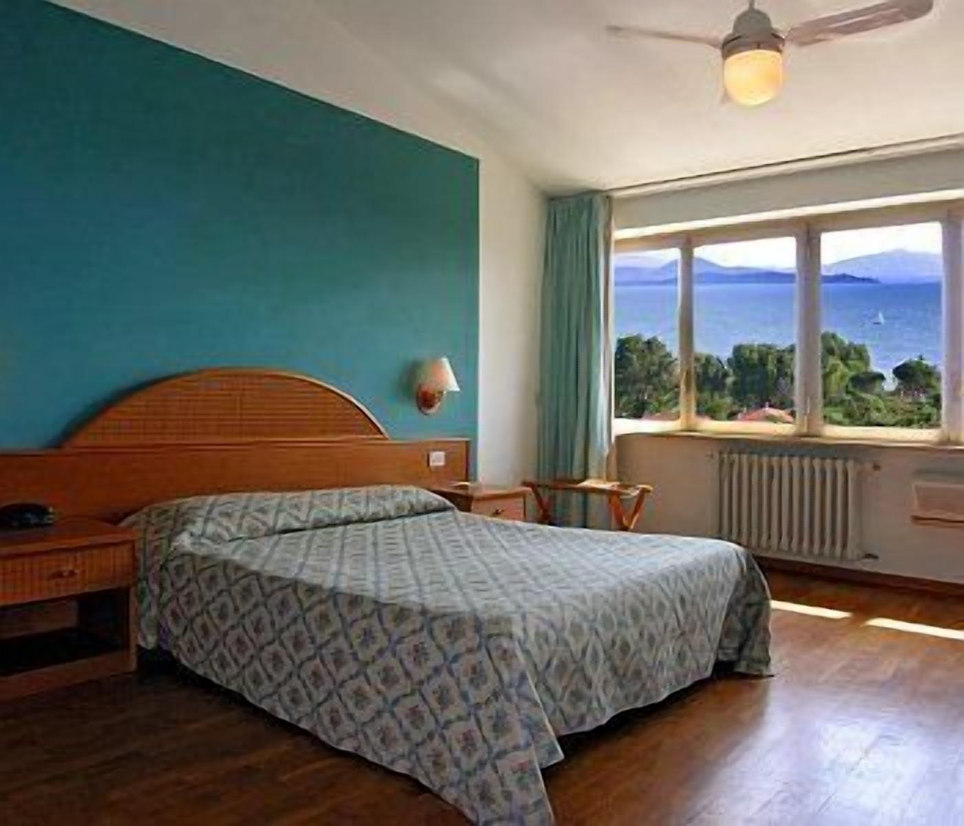 Minibar, in-room safe, desk, laptop workspace