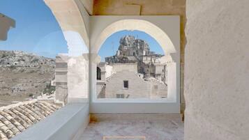 Palais D'Oriente | Minibar, in-room safe, soundproofing, iron/ironing board