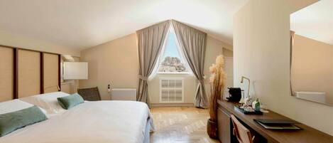 Un dormitorio con cama, escritorio, silla, lámpara y ventana con cortinas.