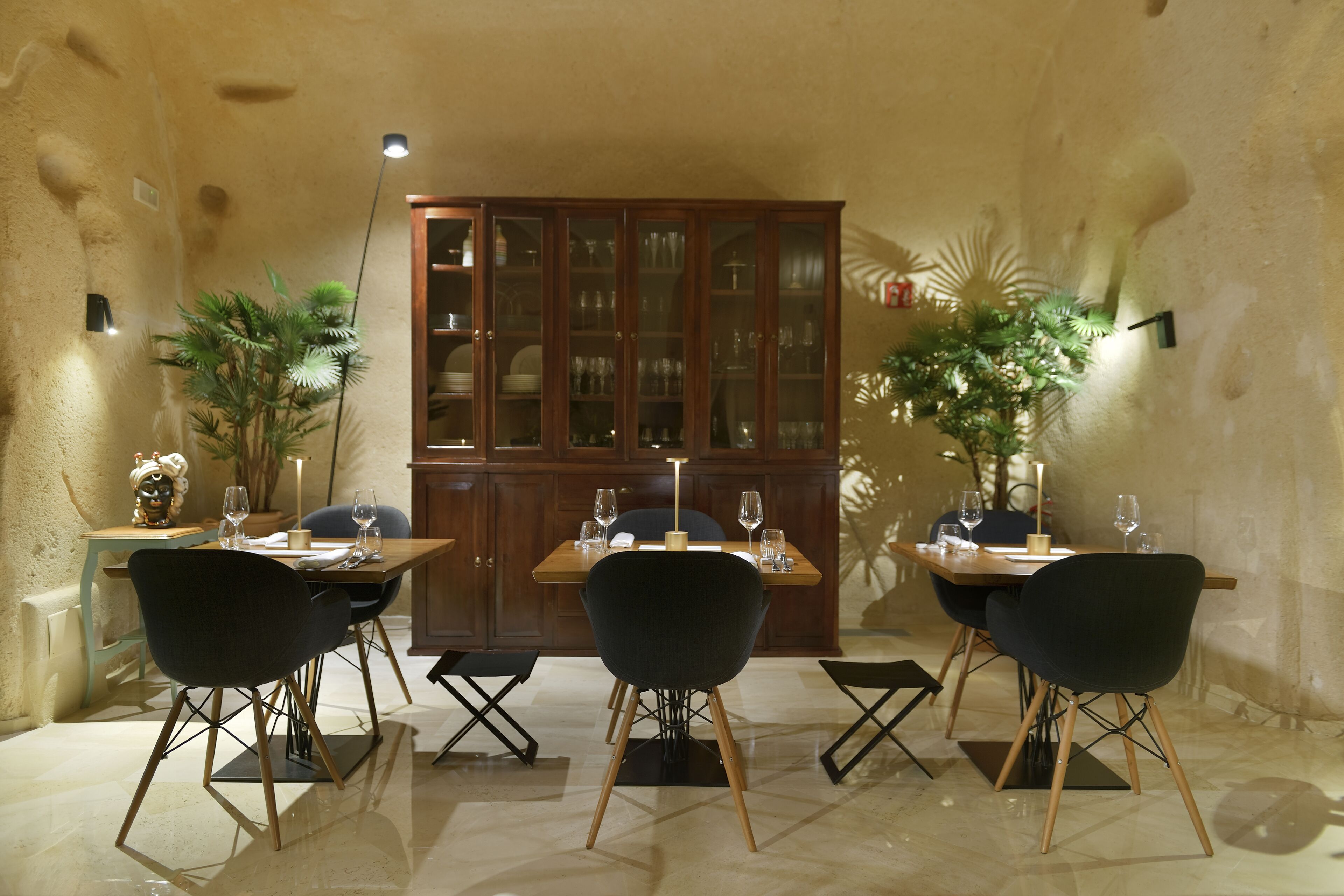 breakfast, lunch, dinner served; local cuisine, al fresco dining