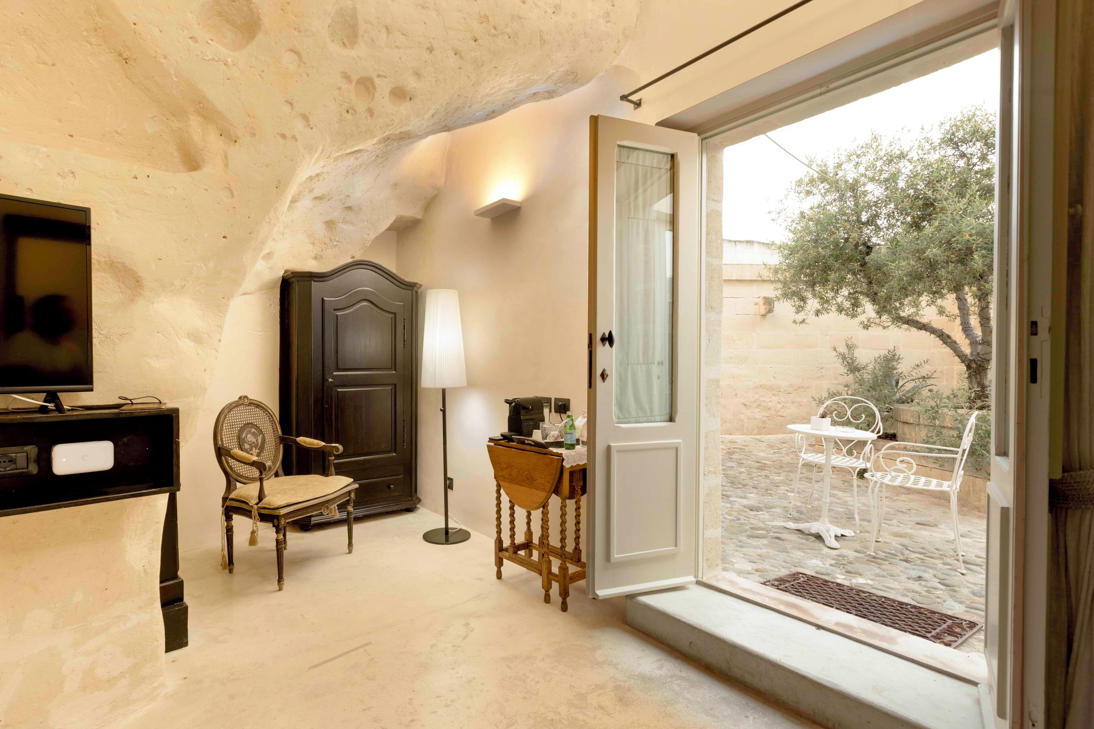 Grotta Patio | Minibar, in-room safe, soundproofing, iron/ironing board