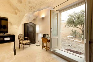 Kamer | Een minibar, een kluis op de kamer, geluiddichte muren